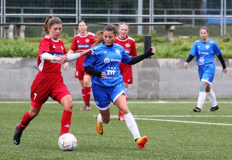 5. kolo České divize žen, skupina C: FC Táborsko – SK Klatovy 1898 (na snímku fotbalistky v červených dresech) 1:0 (1:0).