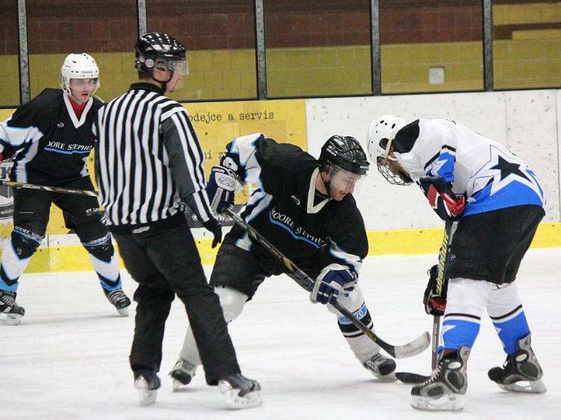 Šumavská liga amatérského hokeje: HC AutoKempf (bílé dresy) - HC Poběžovice 6:1