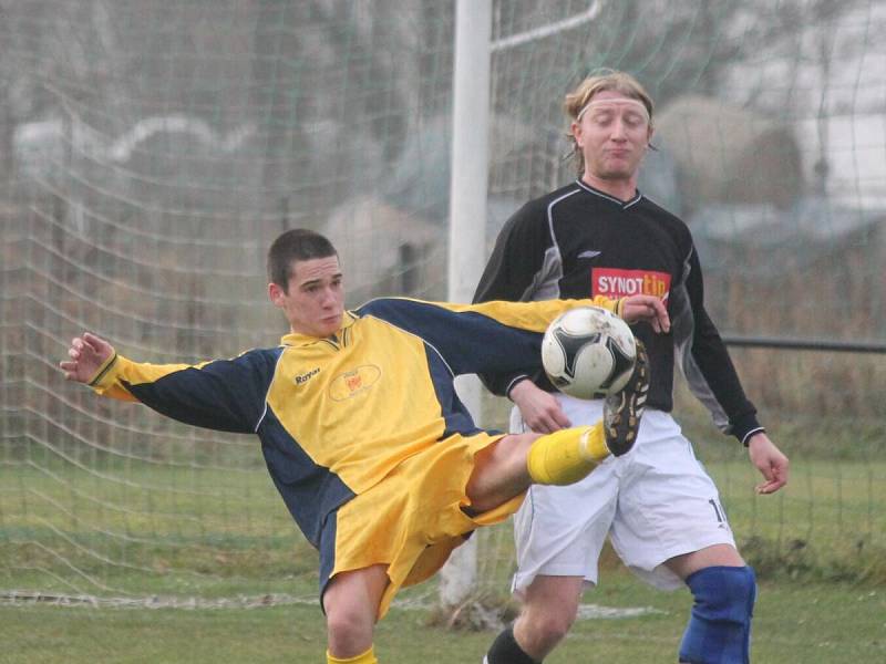 1. B třída: Hradešice (ve žlutém) - Přeštice B 2:1.