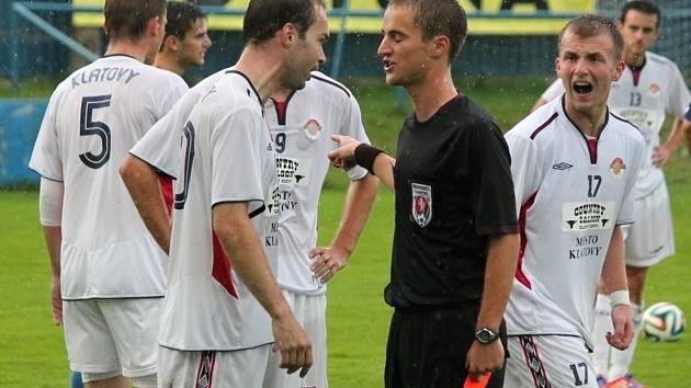 S mladičkým rozhodčím Vlčkem si fotbalisté Klatov do oka rozhodně nepadli.