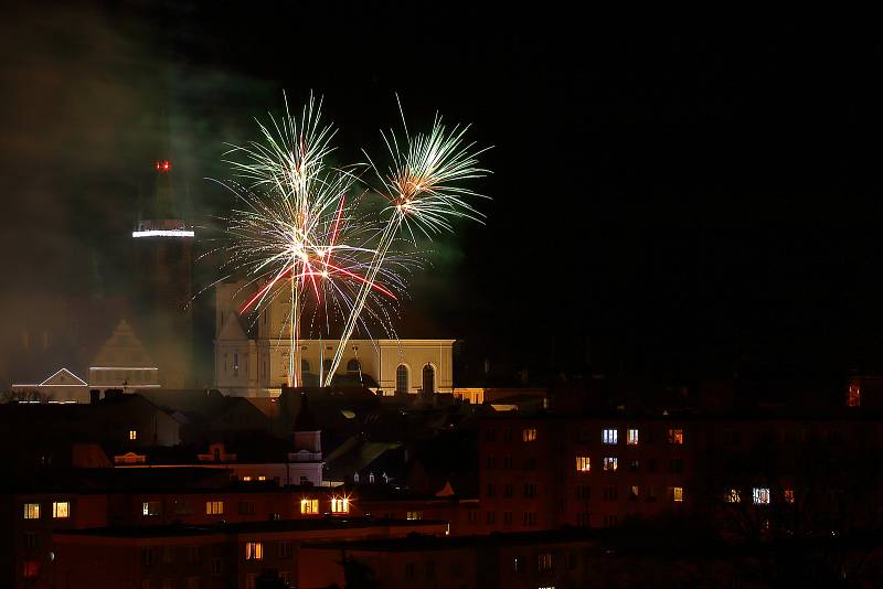 Novoroční ohňostroj nad centrem Klatov.