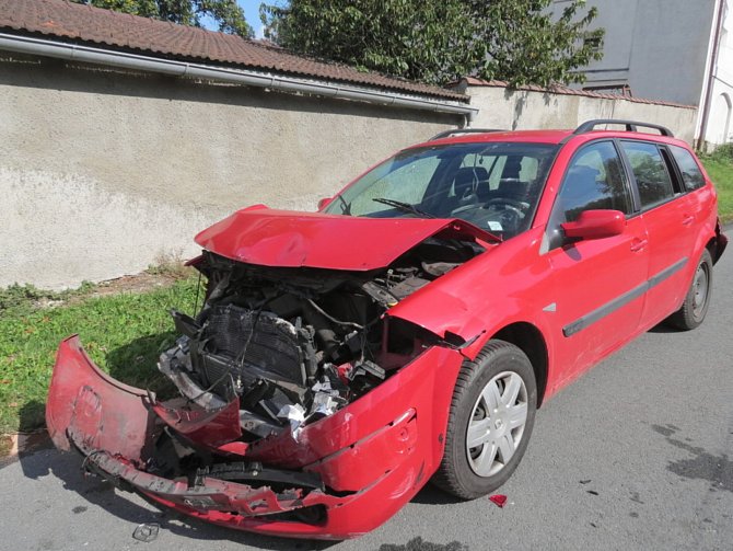 Nehoda tří aut v Beňovech.