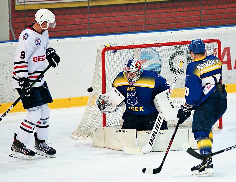 Hokejisté Klatov (v bílém) nestačili na Písek.