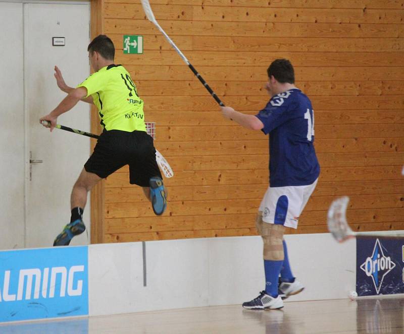 Karlovarská a Plzeňská liga mužů: FBC APM Automotive Kdyně - FK DDM Klatovy (ve žlutém) 2:19.