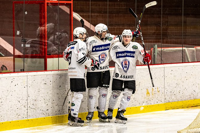 Junioři HC Klatovy (na archivním snímku hráči v bílých dresech) prohráli na ledě nedalekých Domažlic 5:10.