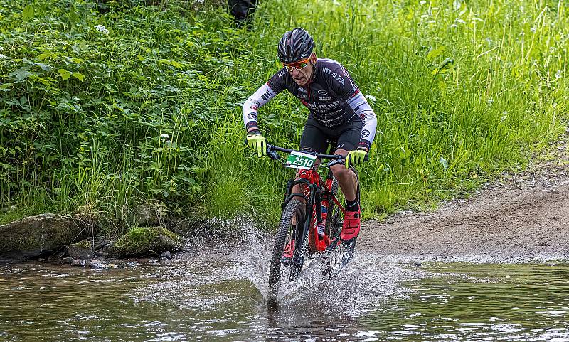 Author Král Šumavy MTB 2022 - přejezd brodu v Nemilkově.