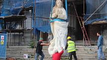 Návrat sochy Panny Marie Neposkvrněné na kostel v Klatovech.