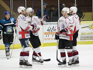 Hokejisté HC Klatovy B (bílé dresy) rozmontovali soupeře z Mariánských Lázní do posledního šroubku - zvítězili jednoznačně 14:2.