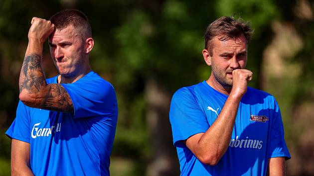 Okresní přebor, 25. kolo: TJ Sokol Hradešice (na snímku fotbalisté ve žlutočerných dresech) - TJ Sokol Vrhaveč (modří) 1:0.