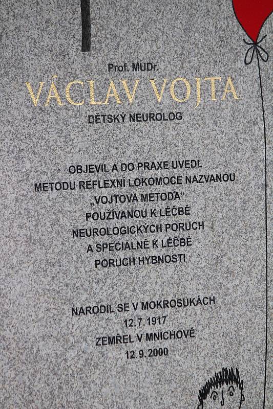 Odhalení pomníku Václava Vojty v Mokrosukách.
