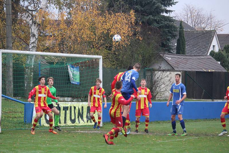 Klatovští dorostenci (na archivním snímku hráči v modrých dresech) porazili Strakonice. Devatenáctka uspěla 3:1, fotbalisté do 17 let dokonce 5:0.