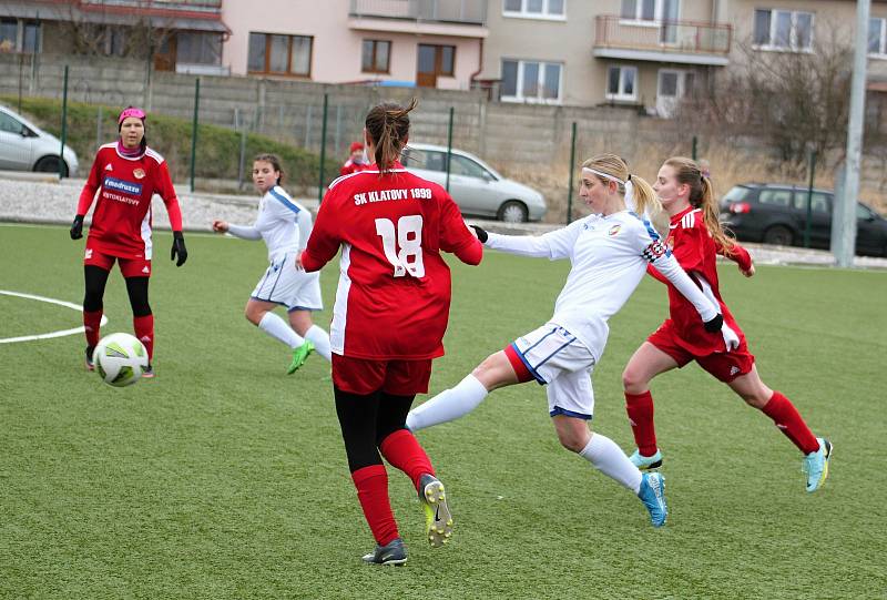 Zimní příprava, ženy: SK Klatovy 1898 (na snímku fotbalistky v červených dresech) - FC Viktoria Plzeň B / TJ VS Plzeň (bílé dresy) 0:6 (0:2).