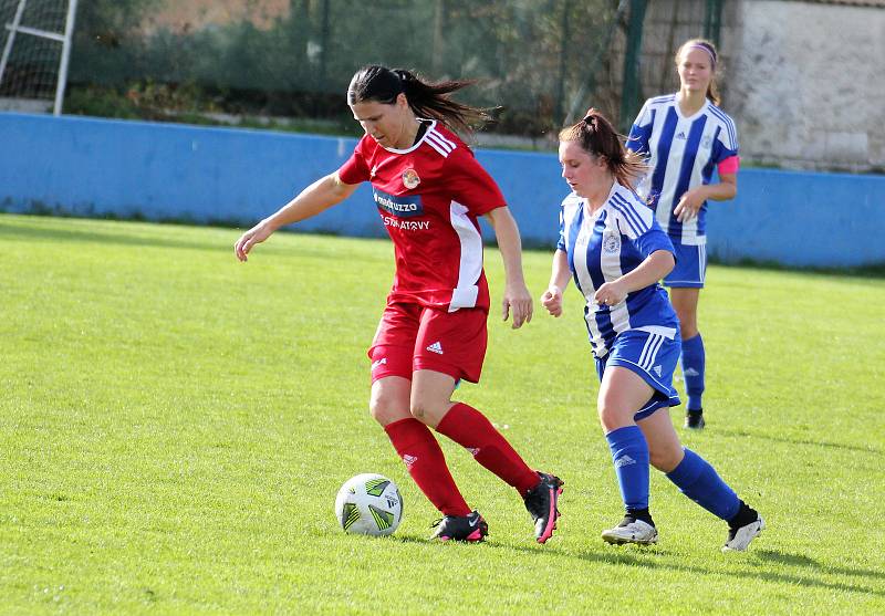 9. kolo divize žen, skupina C: SK Klatovy 1898 (na snímku fotbalistky v červených dresech) - TJ Jiskra Domažlice 1:1 (1:0).