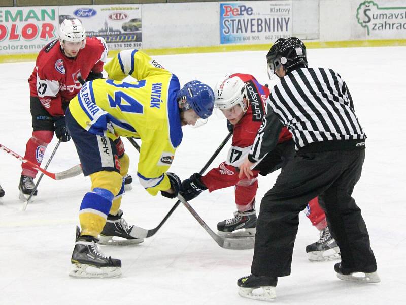 Třetí čtvrtfinále play-off druhé ligy: SHC Klatovy (červené dresy) - HC Kobra Praha 7:3