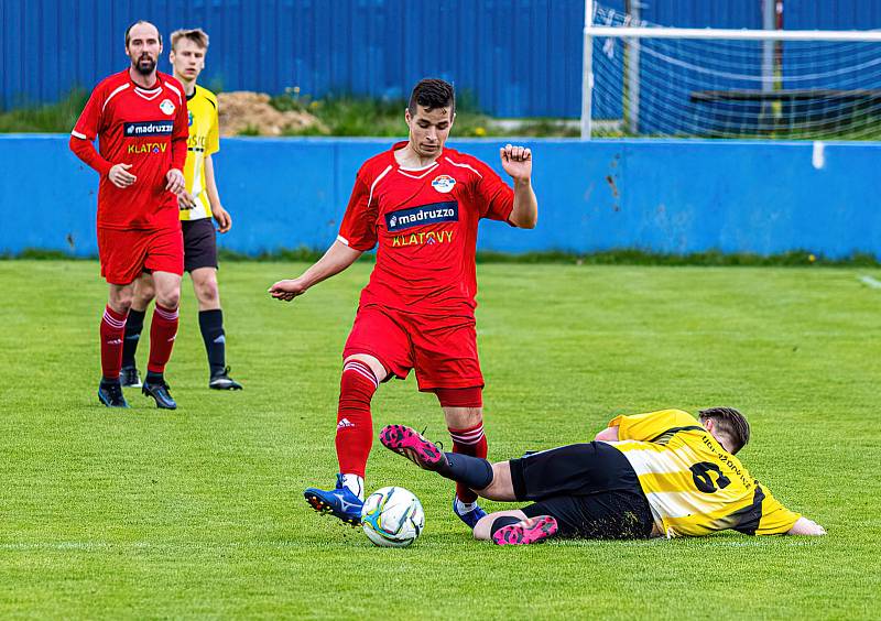 Fotbalisté FK Horažďovice (na archivním snímku hráči ve žlutých dresech) otočili nedělní domácí zápas se soupeřem z Bolešin.