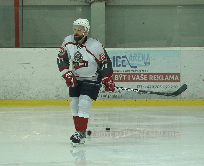 Holejisté Malé Vísky (na archivním snímku hráči v bílých dresech) vyhráli na ledě týmu HC Saxana Group 6:3. Hattrickem ke dvěma bodům pomohl Ondřej Babka.