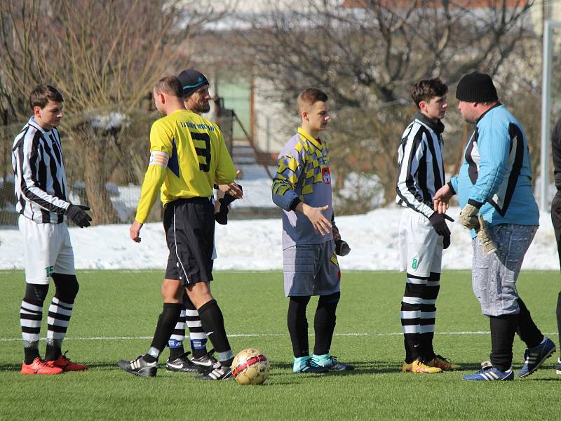 Fotbalisté TJ Sokol Mochtín (na archivním snímku hráči ve žlutých dresech) smetli ve víkendovém zápase 8. kola krajské I. A třídy TJ Start Luby vysoko 6:0.