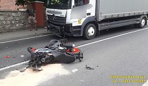 Nehoda motorky a nákladního auta v Zavlekově.