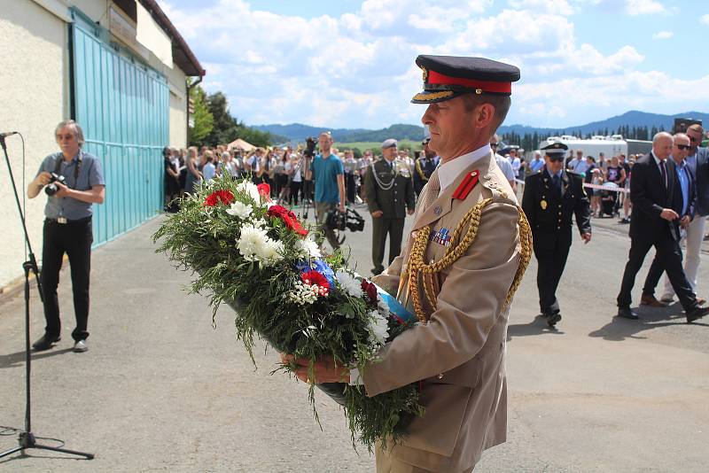 Odhalení pamětní desky Josefu Hubáčkovi a nového názvu letiště v Klatovech.