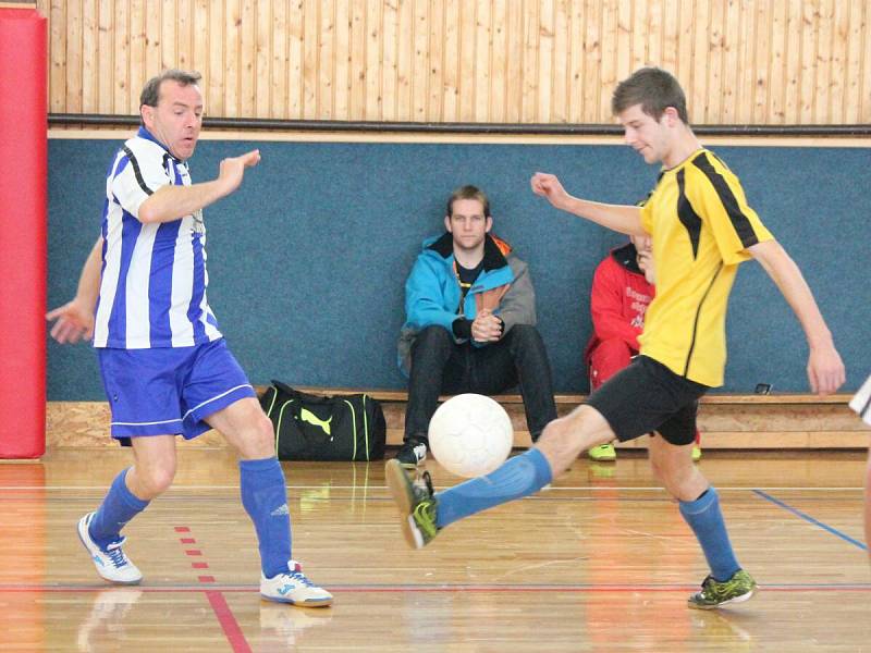 Zimní amatérská liga: ST Smrk Klatovy (žluté dresy) - SK Panters Klatovy 4:2 