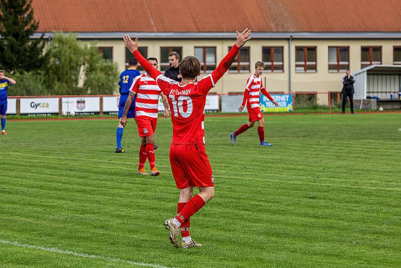 5. kolo OPM: FC Švihov (na snímku fotbalisté v červenobílých dresech) - TJ Sokol Chudenice (modří) 2:2 (2:0).