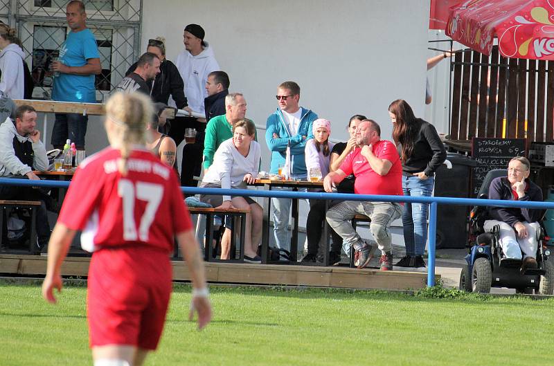 9. kolo divize žen, skupina C: SK Klatovy 1898 (na snímku fotbalistky v červených dresech) - TJ Jiskra Domažlice 1:1 (1:0).