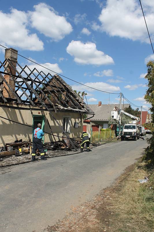 Značná část domu během rozsáhlého nočního požáru shořela.