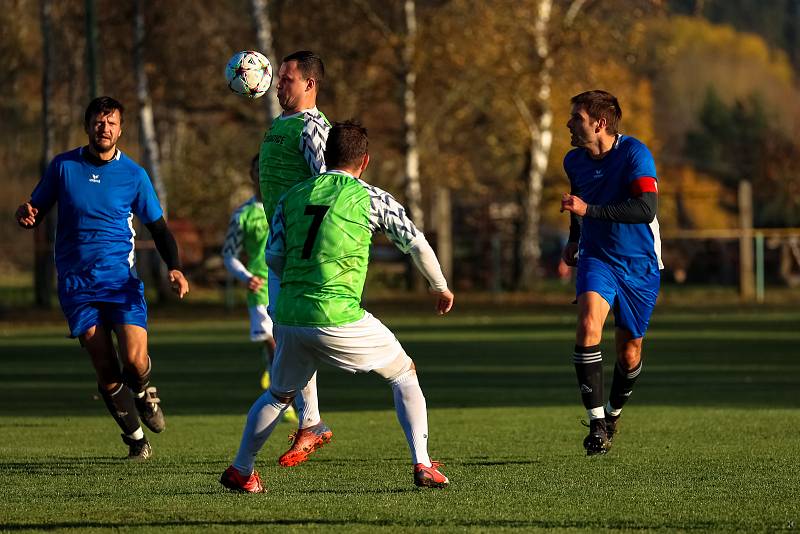 Fotbalisté FK Svéradice (na archivním snímku fotbalisté v zelených dresech) prohráli na závěr podzimní části sezony na půdě Losiné 1:4.