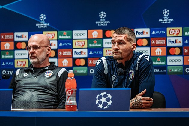 Trenér fotbalistů Viktorie Plzeň Michal Bílek a kapitán týmu Lukáš Hejda na tiskové konferenci před zápasem proti Barceloně.