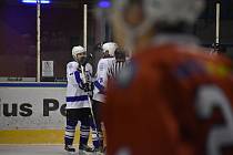 24. kolo západní konference (2. liga): HC Vlci Jablonec nad Nisou - SHC Klatovy (na snímku hokejisté v červených dresech) 6:3 (0:0, 2:1, 4:2).