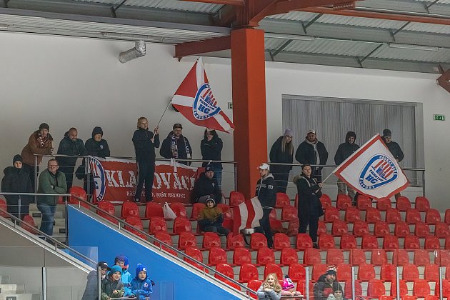 Krajská hokejová liga, 8. kolo: HC Domažlice (bílé dresy) - HC Klatovy (na snímku hokejisté v červených dresech) 3:5.
