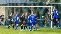 Fotbalisté TJ Měcholupy (na archivním snímku hráči v černých dresech ze zápasu letošní sezony proti SK Bolešiny) deklasovali Štěnovice 8:0.