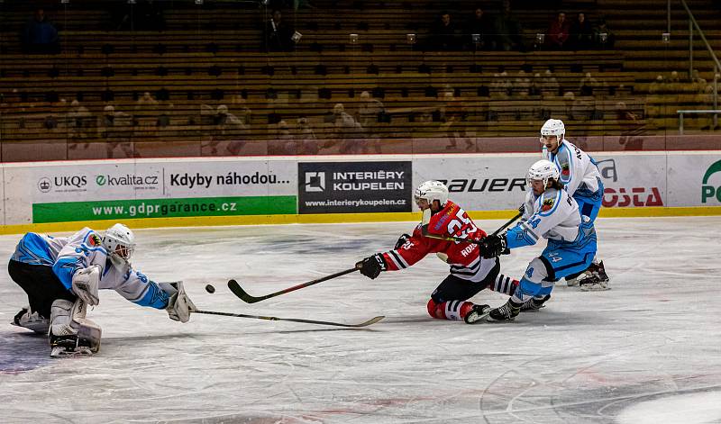 Klatovští hokejisté (v červeném) ve středu porazili Cheb (v modrobílých dresech) 3:0.