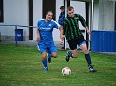 Ze zápasu Dešenice (na archivním snímku hráč v modrém) s Kašperskými Horami (v zelenočerné kombinaci dresů).