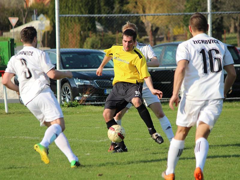 Zápas 1. A třídy Sokol Mochtín (žlutí) vs. TJ Žichovice. Hráno 1. 4. 2017.