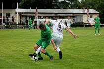 I. A třída Hlavní město Praha, skupina B, 1. kolo: SK Libuš 838 (na snímku fotbalisté v zelených dresech) - SK Uhelné sklady 3:4 (1:2).