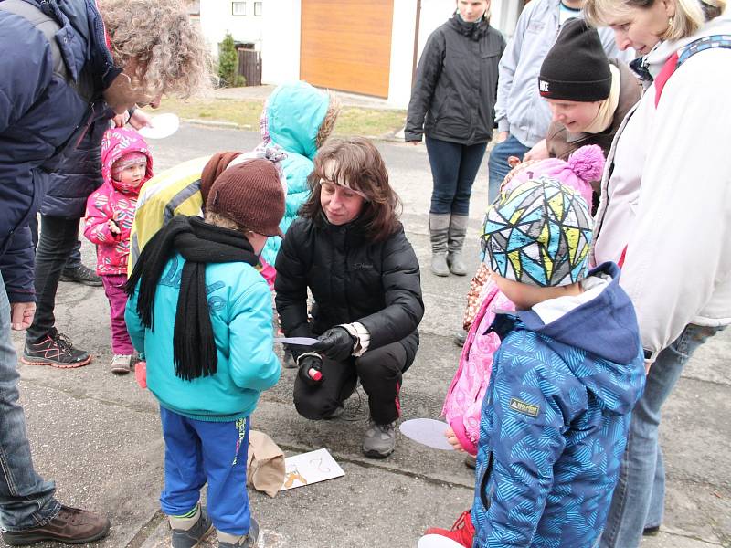 Děti ze Švihova hledaly velikonočního zajíčka 2016