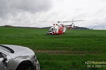Velmi vážně zraněného cyklistu transportoval do nemocnice vrtulník.