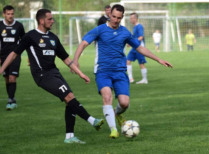 Fotbalisté TJ Měcholupy (na archivním snímku hráči z nedávného zápasu ve Štěnovicích - 2:1) porazili outsidera z Kasejovice 5:2.