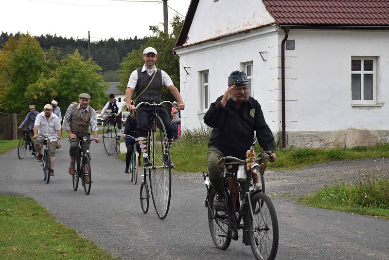 Jízda na historických kolech.