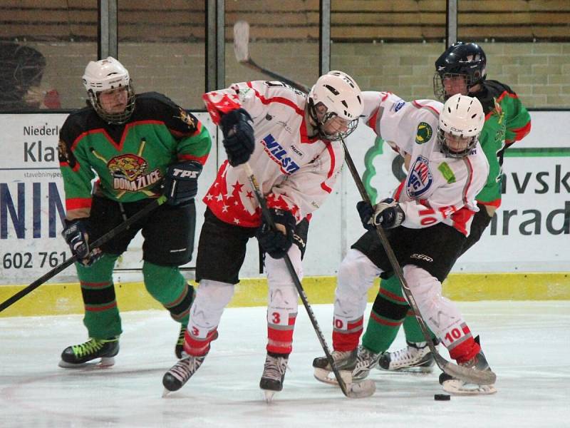 Krajská liga dorostu: HC Klatovy (v bílém) - HC Domažlice 5:1.