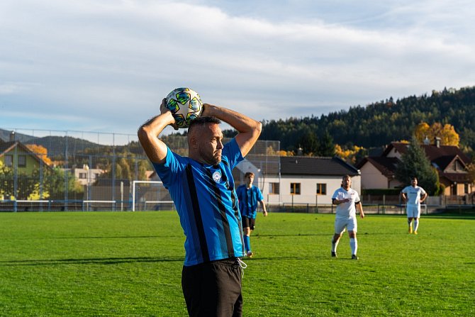 Okresní přebor, 11. kolo: FK Okula Nýrsko B (na snímku fotbalisté v modrých dresech) - TJ Sokol Vrhaveč 7:3.