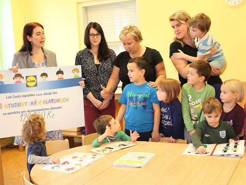 Předání šeku od společnosti Lidl v mateřské škole v Klatovech.