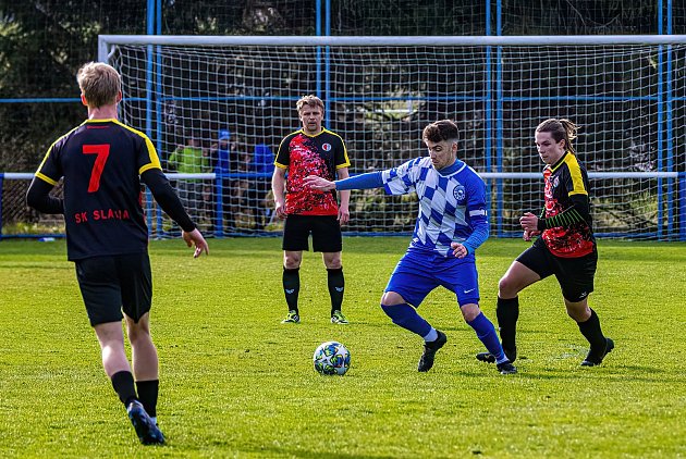 Fotbalisté FK Okula Nýrsko (na archivním snímku hráči v modrobílých dresech) odstartovali novou sezonu domácí remízou 2:2 s Baníkem Stříbro.