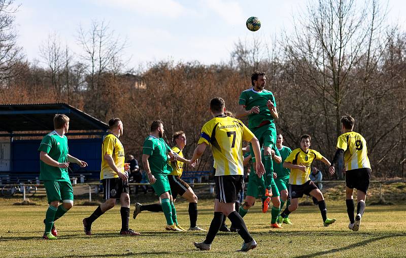 Fotbalisté TJ Pfeifer Chanovice (na archivním snímku hráči v zelených dresech) remizovali ve 22. kole I. B třídy s Blovicemi 1:1. Na penalty vyhráli hosté.