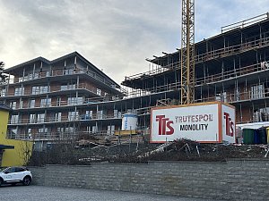 Výstavba apartmánových domů na Železnorudsku.