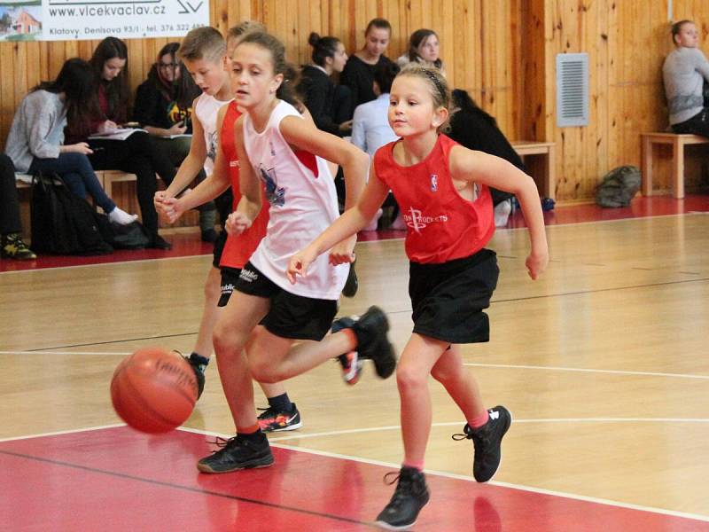 Junior NBA League 2016: Houston Rockets (ZŠ Klatovy, Plánická ul, červené dresy) - Dallas Mavericks (ZŠ Švihov) 24:27 