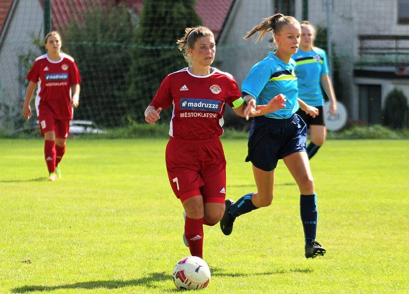 Na podzim fotbalistky SK Klatovy 1898 (červené dresy) porazily Borovany (modré dresy) 7:2. A uspěly i v nedělní odvetě, tentokrát 9:1.