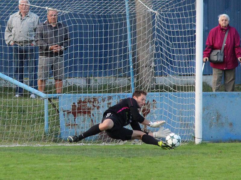 V úvodním duelu sezony 2017/2018 remizovali fotbalisté Klatov (červené dresy) v divizi se Sedlčany 0:0. V penaltách se radovali hosté ze Sedlčan.