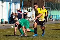 14. kolo I. B třídy: FK Horažďovice (žlutí) vs. Chanovice 3:2.